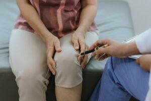 Doctor discussing non-opioid preoperative pain control options with patient before surgery, including medications and nerve blocks
