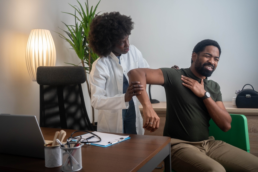 Doctor discussing non-opioid preoperative pain control options with patient before surgery, including medications and nerve blocks