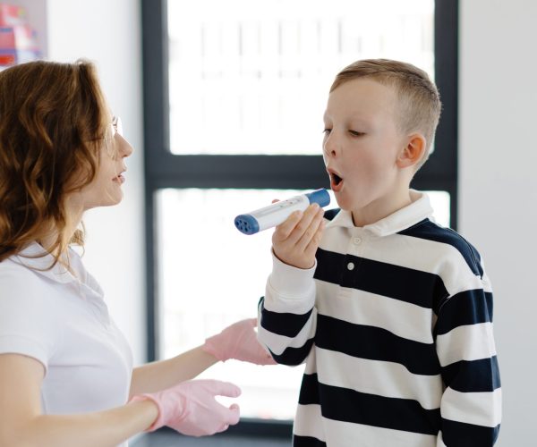 Pediatric,Pulmonologist,Helping,Boy,With,Peak,Flow,Meter.,Pulmonologist,,Medical